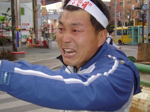 김종환(인주면)씨가 쌀 비준안 국회 통과와 농민들 연행에 울분을 토하고 있다. 